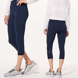 Lululemon Speed Up Tight Full-On Luxtreme 21”
Navy blue size 8 crop leggings
